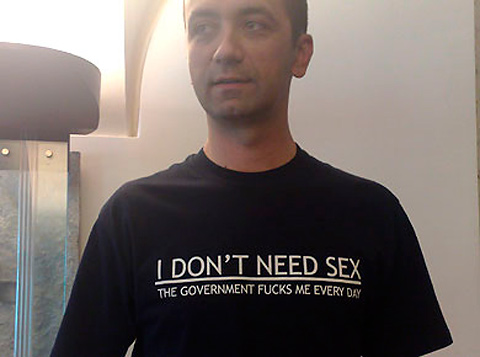 Chorvátsky novinár a kameraman Ivan Cvirn s tričkom s nápisom I Dont Need Sex..