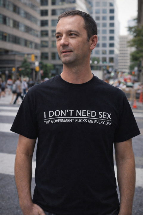 Chorvátsky novinár a kameraman Ivan Cvirn s tričkom s nápisom I Dont Need Sex..