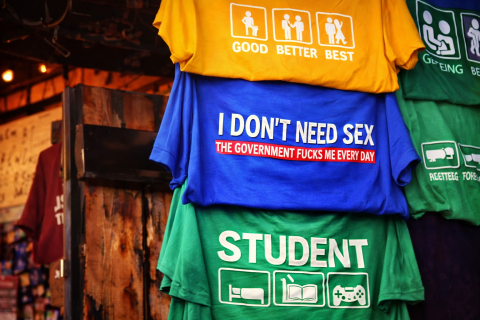 Kontroverzné nápisy na tričkách