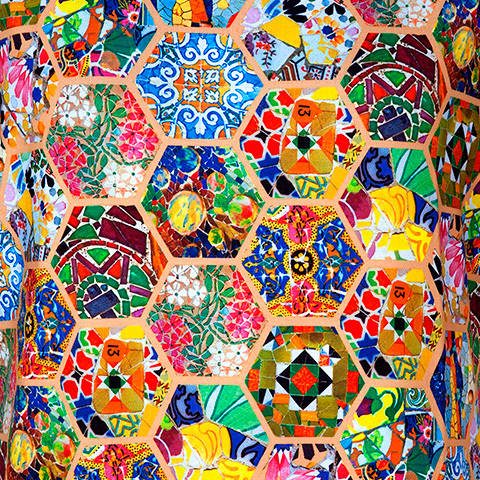 Tričko z kolekcie Hexagonal inšpirovanou Antoniom Gaudím