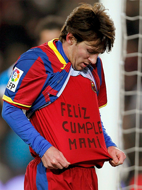 Messi odkrýva tričko s nápisom gratulácie svojej mame.