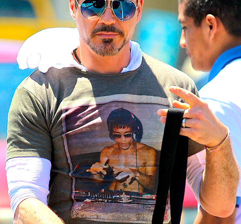 Robert Downey Jr v tričku DJ Bruce Lee
