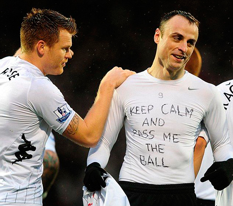 Bulharský futbalista Dimitar Berbatov odhalil tričko s nápisom Keep Calm and Pass me the Ball.