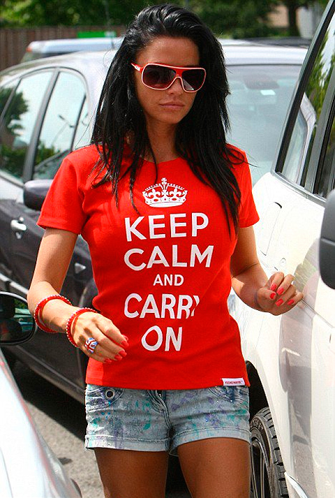 Katie Price, britská fotomodelka a speváčka, známa pod pseudonymom Jordan v tričku s potlačou Keep Calm and Carry On