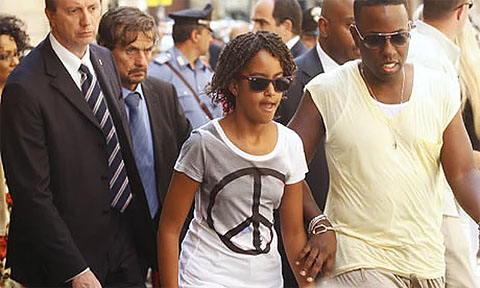Prezidentova dcéra Malia Obama v tričku so znakom mieru a hippies na G8 summite v Ríme, 8. júla 2009.