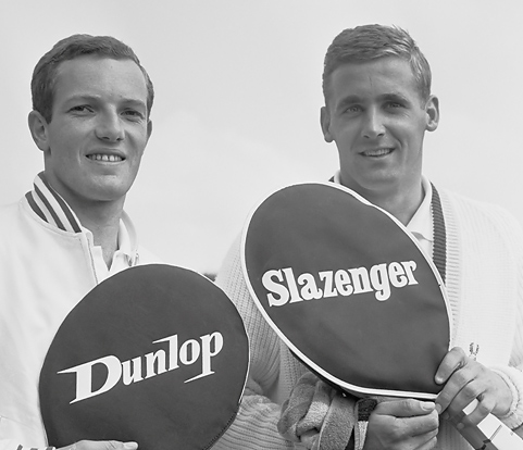 Holandskí tenisti Tom Okker a Jan Hajer s raketami Dunlop a Slazenger (1964).