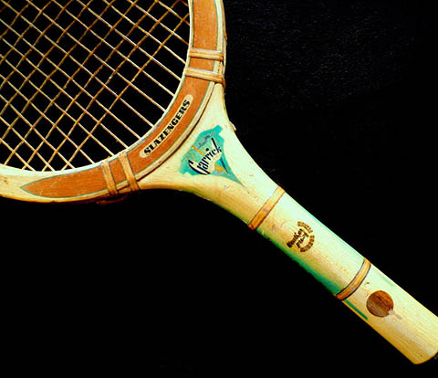 Historická tenisová raketa Slazenger.